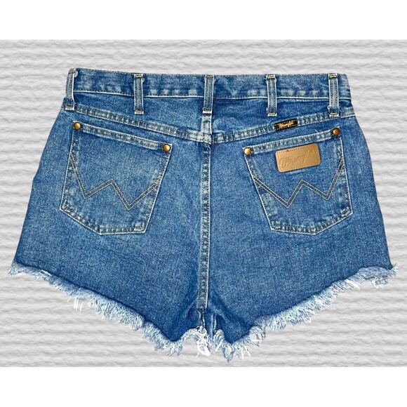 Wrangler Womens 32 Denim Cutoff Shorts Medium Wash Western Rodeo Retro Cowgirl - Picture 1 of 6